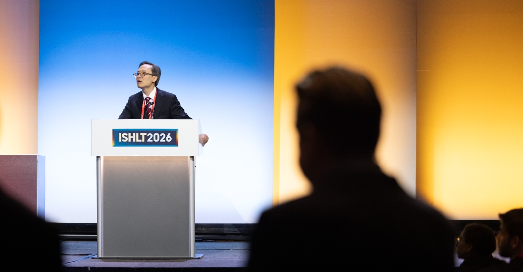 Photo of a man presenting at ISHLT2026
