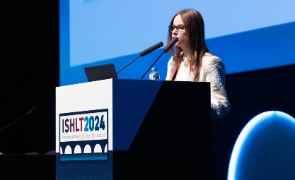 Photo of a woman presenting at ISHLT en Español session at ISHLT2024