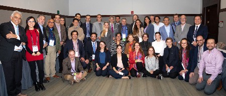 A big crowd of Spanish speaking attendees to ISHLT2022 pose for the camera in a conference room